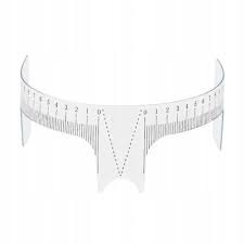 Pomocné vykrojené pravítko na permanentný make-up obočia